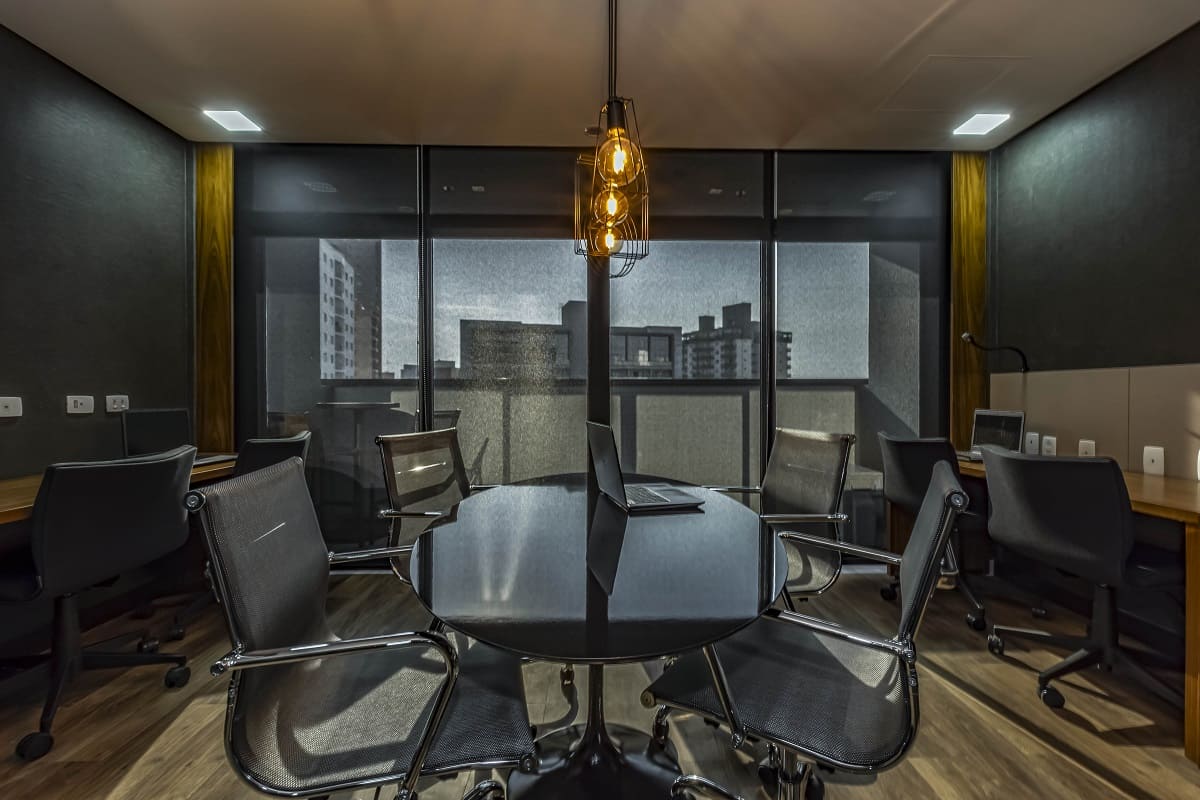 Sala decorada como COWORKING
