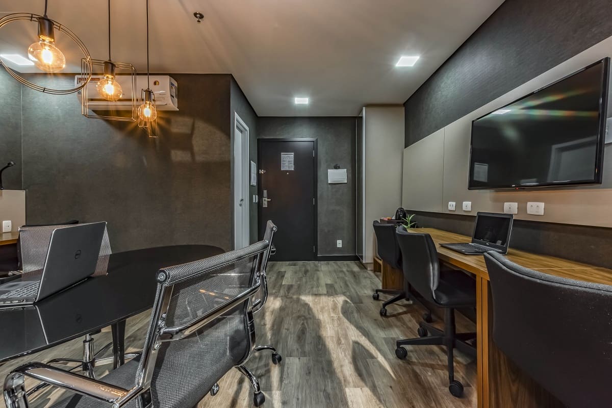 Sala decorada como COWORKING