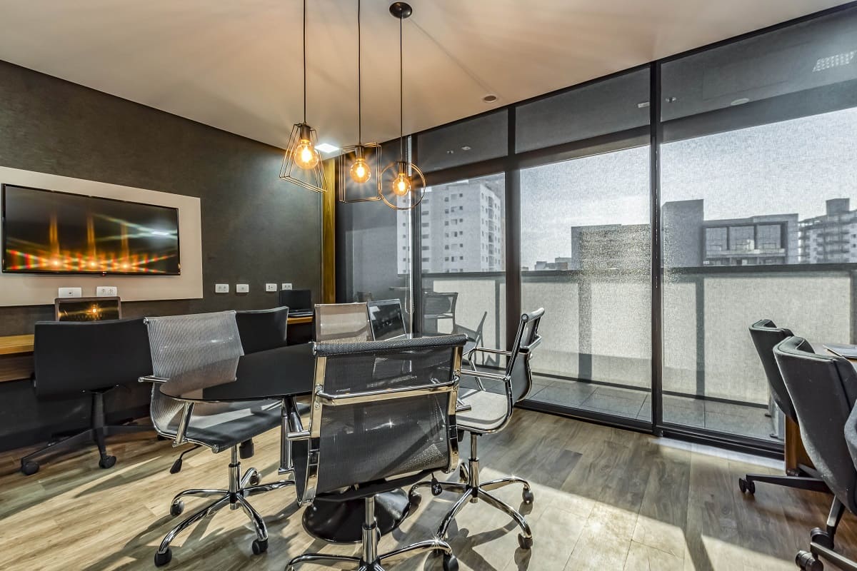 Sala decorada como COWORKING