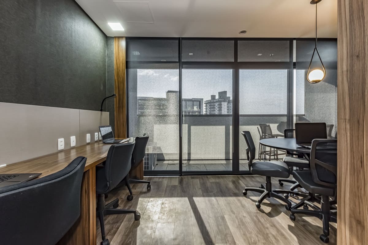 Sala decorada como Escritório de Advocacia