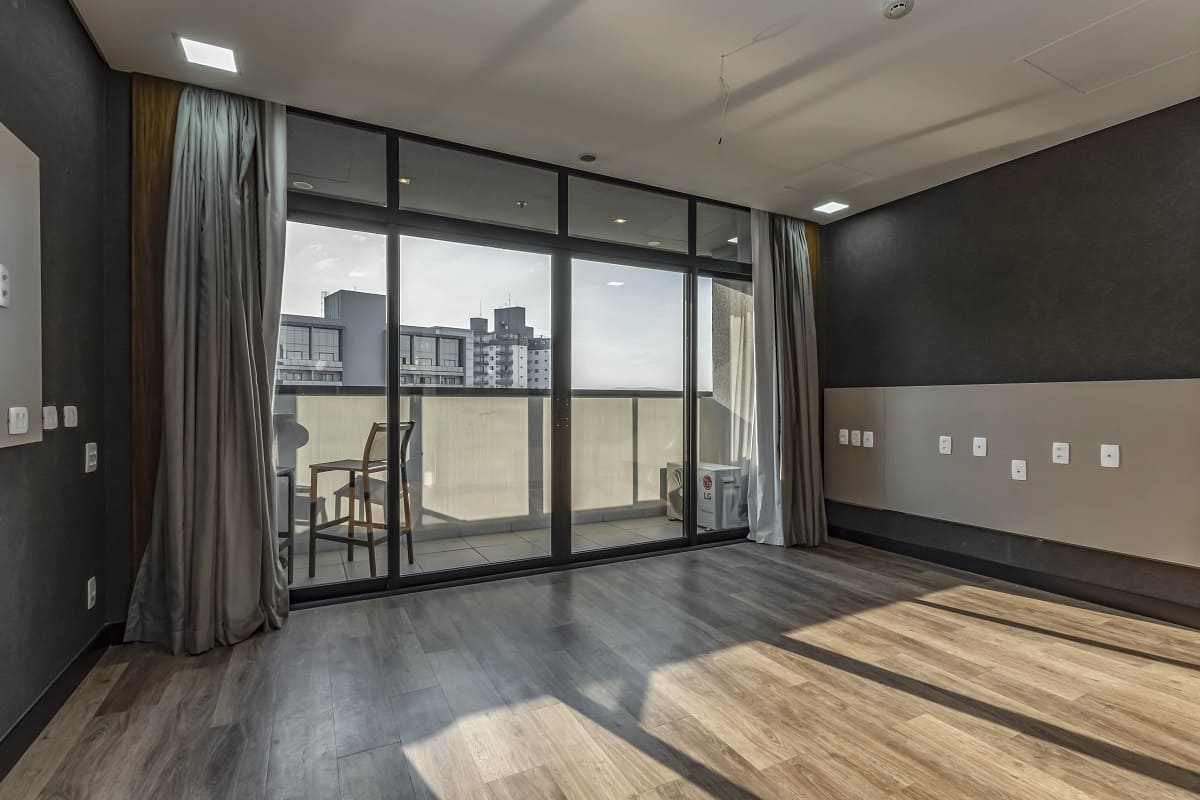 Sala de reunião com vista para a cidade