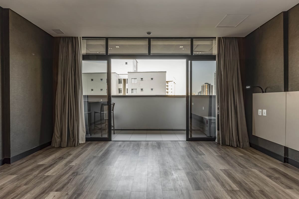 Sala com ar condicionado, sofá e área de estar