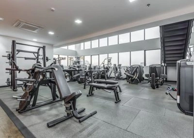 Academia com equipamentos de musculação