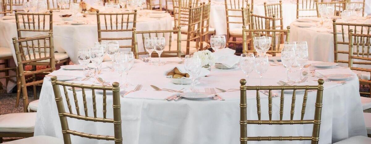 Como a escolha das cadeiras influencia na primeira impressão de um evento?