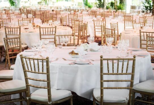 Como a escolha das cadeiras influencia na primeira impressão de um evento?