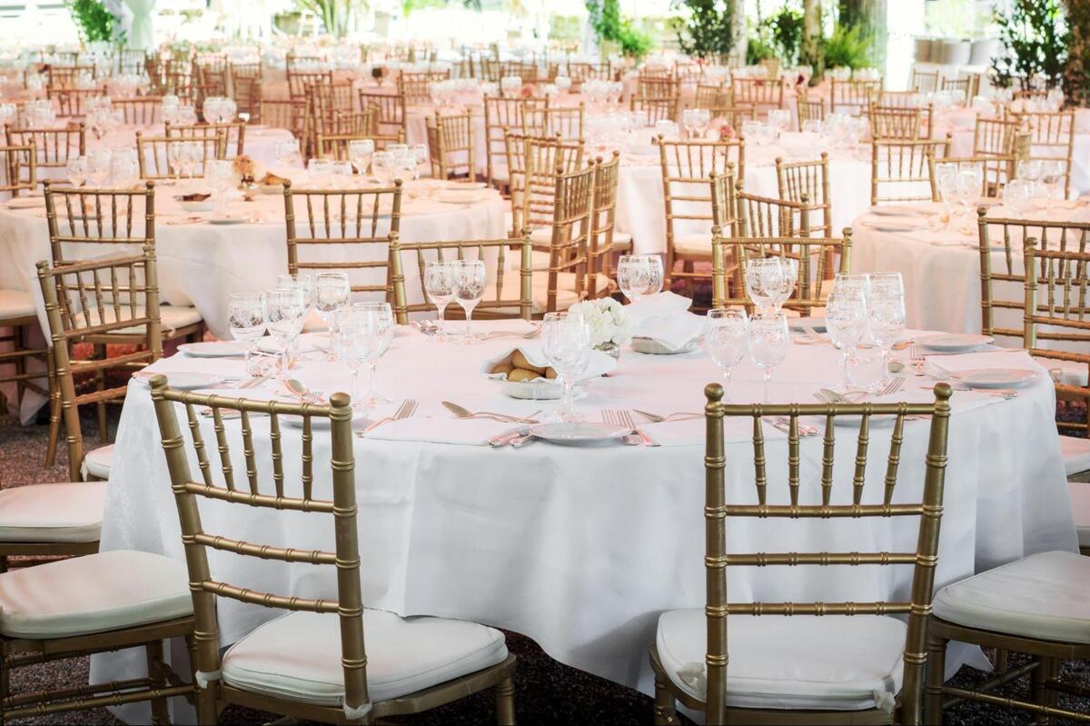 Como a escolha das cadeiras influencia na primeira impressão de um evento?